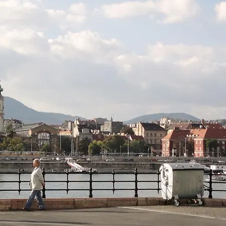Garibaldi 5 & * Budapest