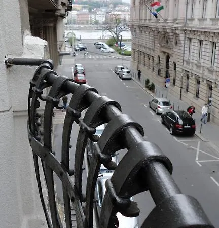 加里波第街5号公寓 *