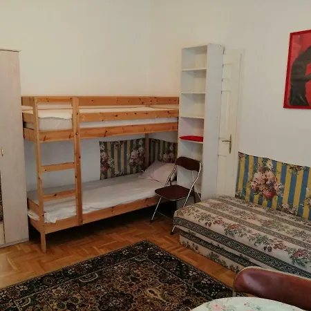 加里波第街5号公寓 *